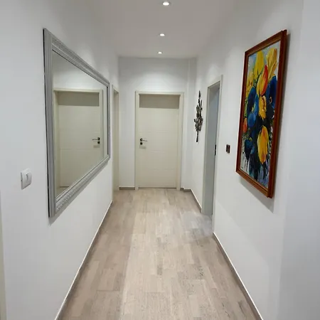 Urban Oasis In Apartman